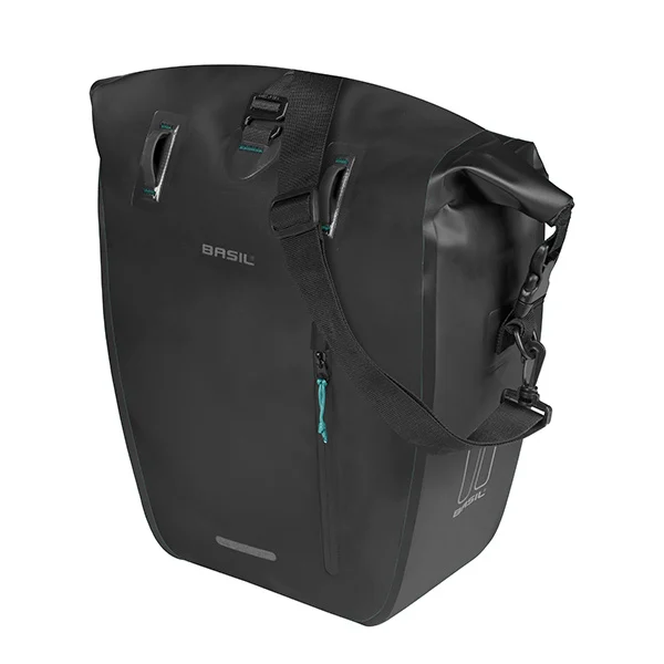 Basil Rivo L Fahrradtasche in Schwarz, schräg von vorne, mit Rollverschluss und Schulterriemen.