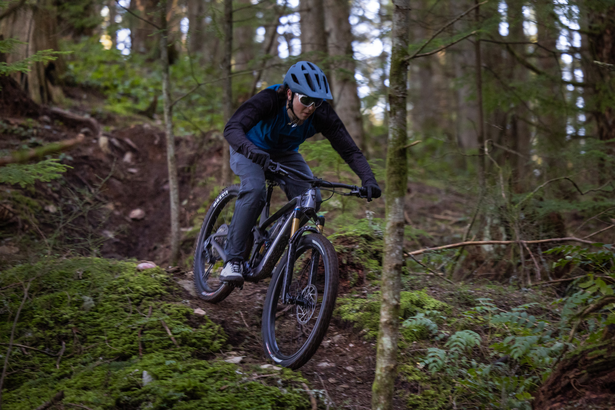 Das Giant Reign Advanced Mountainbike fährt im Wald ein steiles Gelände hinunter