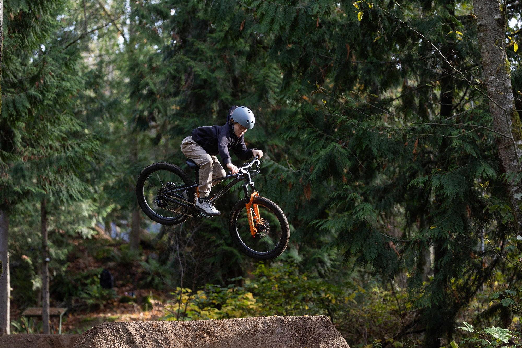 Ein Junge springt mit dem Giant STP 24 24-Zoll Kinder MTB im Wals über eine Rampe
