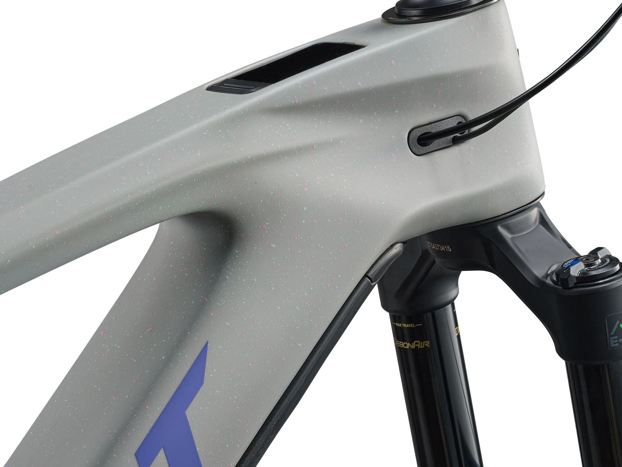 E-MTB Giant Reign Advanced E-Plus in hell grau,  Detailansicht Steuerkopf mit innenliegenden Kabeln