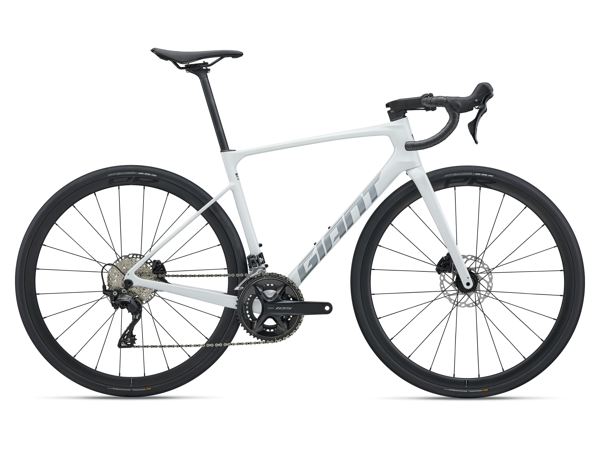 Giant Defy Advanced 2 Rennrad in Pearl mit Carbonrahmen und Scheibenbremsen in Seitenansicht.