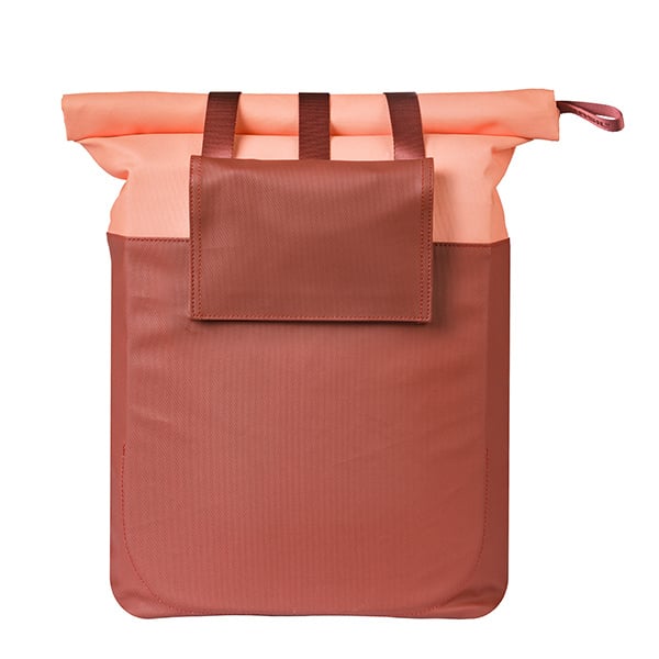 Rückseite des Basil Vive Shopper in Burgund/Pink mit abklappbarem Cover über den Befestigungshaken.