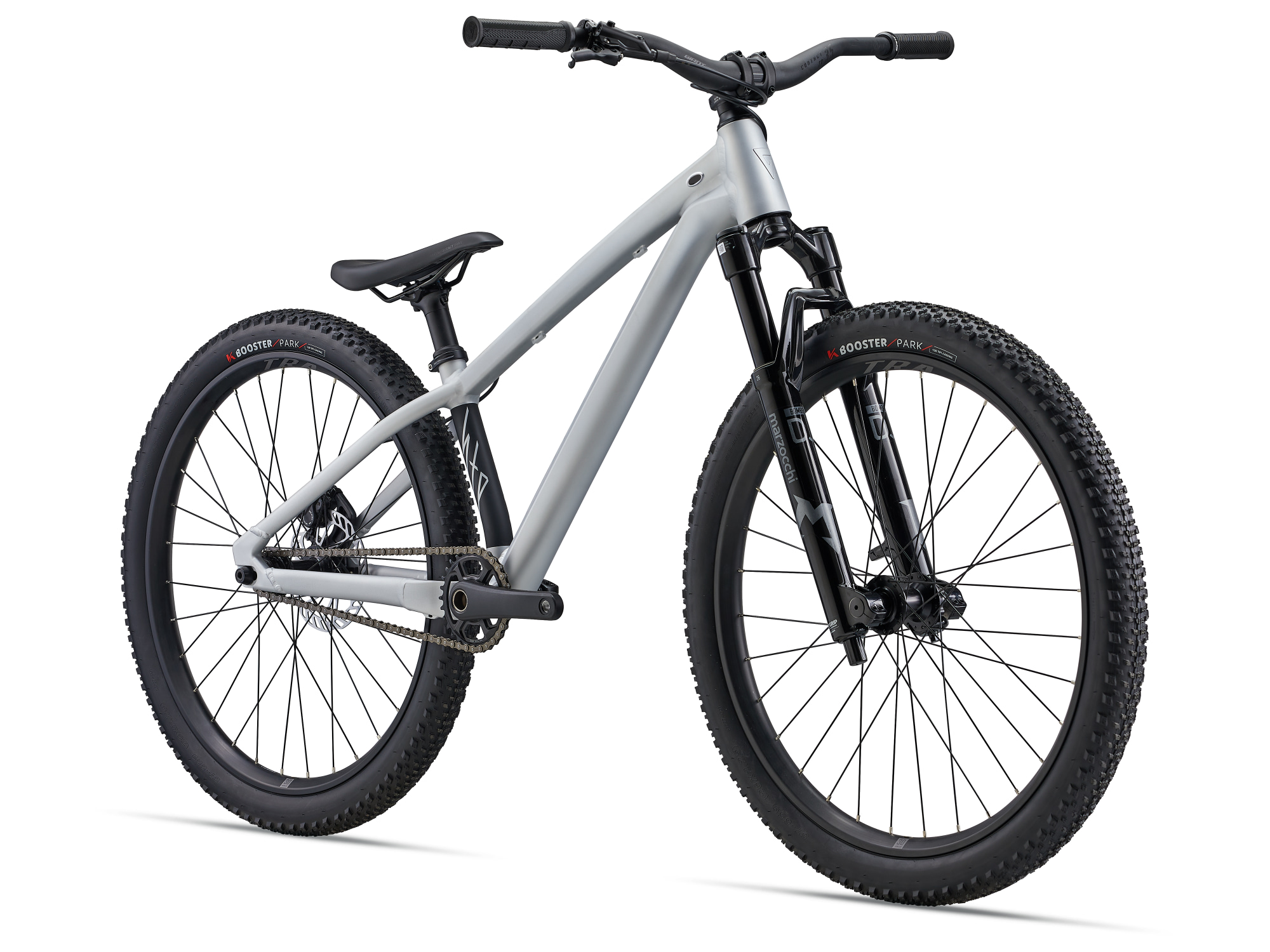 Giant STP 26 Dirt-Mountainbike in Aluminiumfarben mit 26" Rädern - Ansicht von schräg vorne