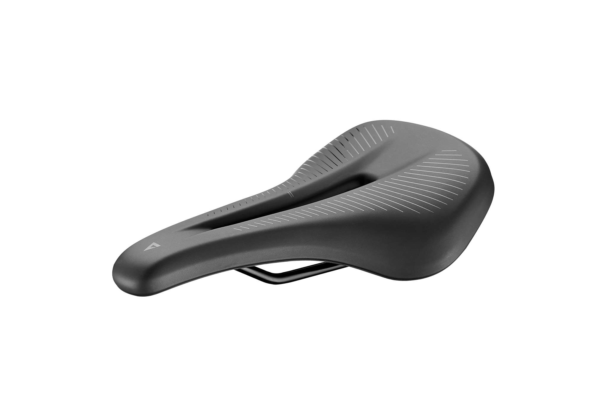 Giant Grit Core Fahrradsattel in Schrägansicht von vorne rechts, zeigt die gewölbte Form und den mittigen Ausschnitt, auf weissem Hintergrund