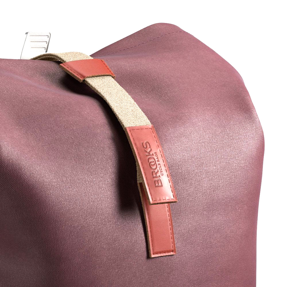 Detail des Brooks Pickwick Cotton Canvas Rucksacks mit Lederapplikation am Vreschlussriemen