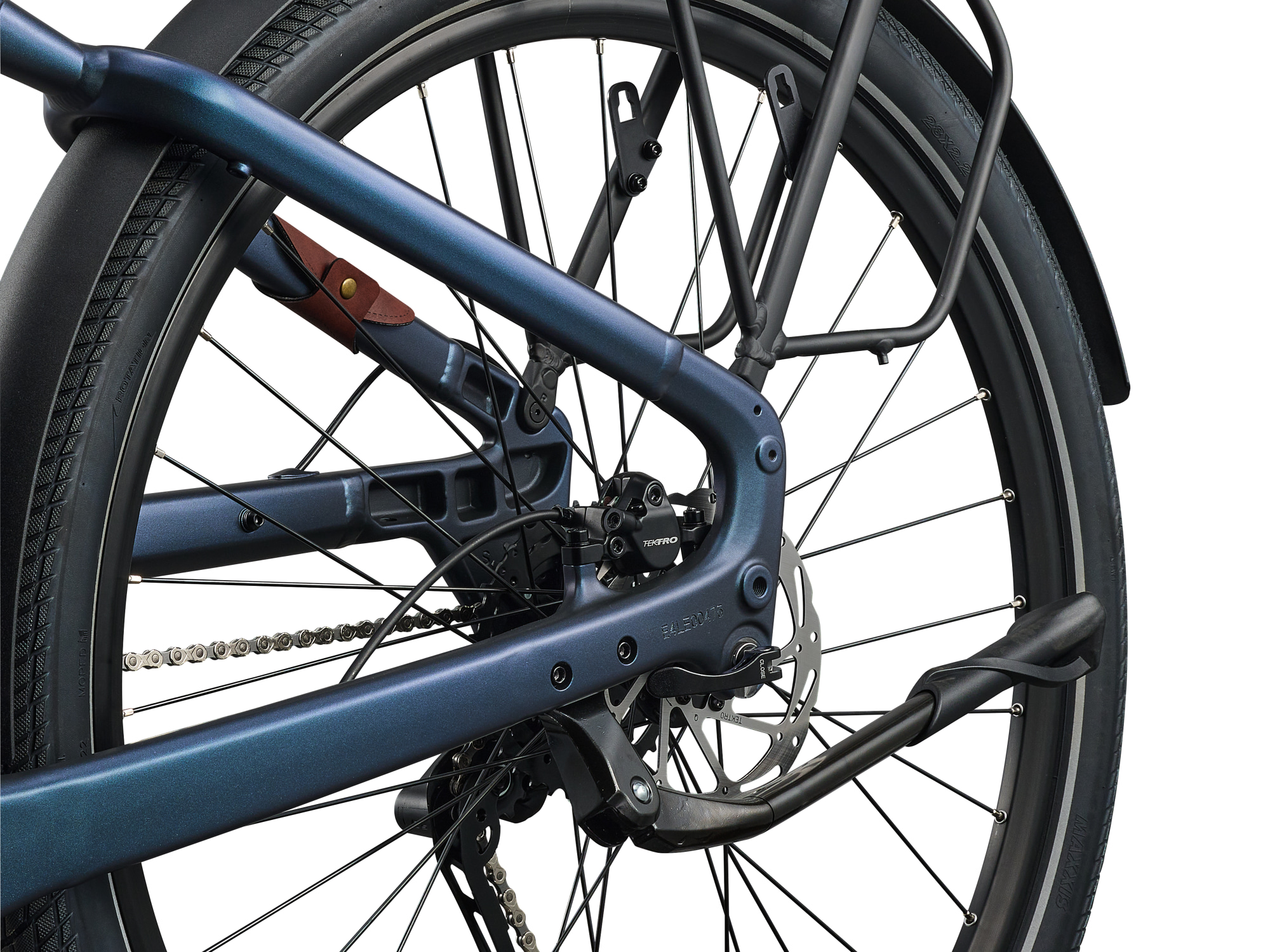 Liv E-Bike Modell Allure E+, mit tiefem Einstieg in gedecktem blau, mit braunem Sattel und Griffen, Federgabel, Schutzblechen, Lampen und Gepäckträger, Detailansicht Hinterbau