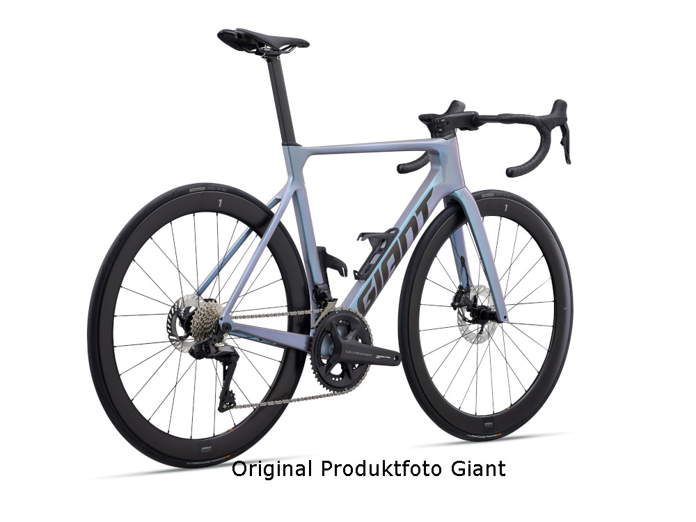 Giant Propel Advanced Pro 0 Di2 Aero-Rennrad in Blau-Lila mit Aero-Hinterbau und 12-fach Kassette.
