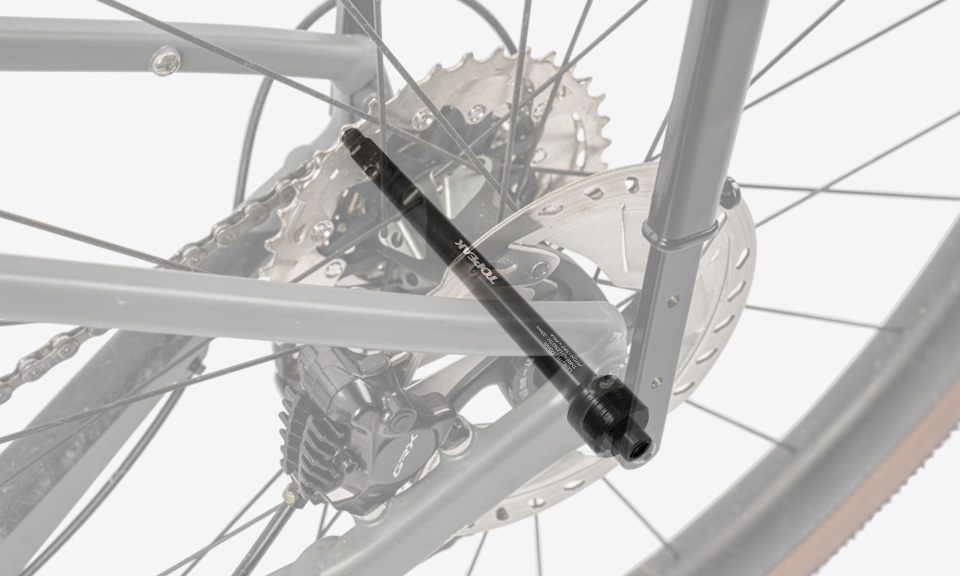 Topeak Zi-Rak Steckachse zeigt trasparent, wie die Steckachse in der Nabe sitzt 