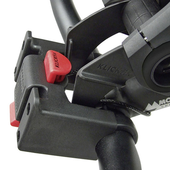 Klickfix MultiClip E Displayhalter in Schwarz, Detail der KLICKfix‑Verriegelung mit rotem Knopf.