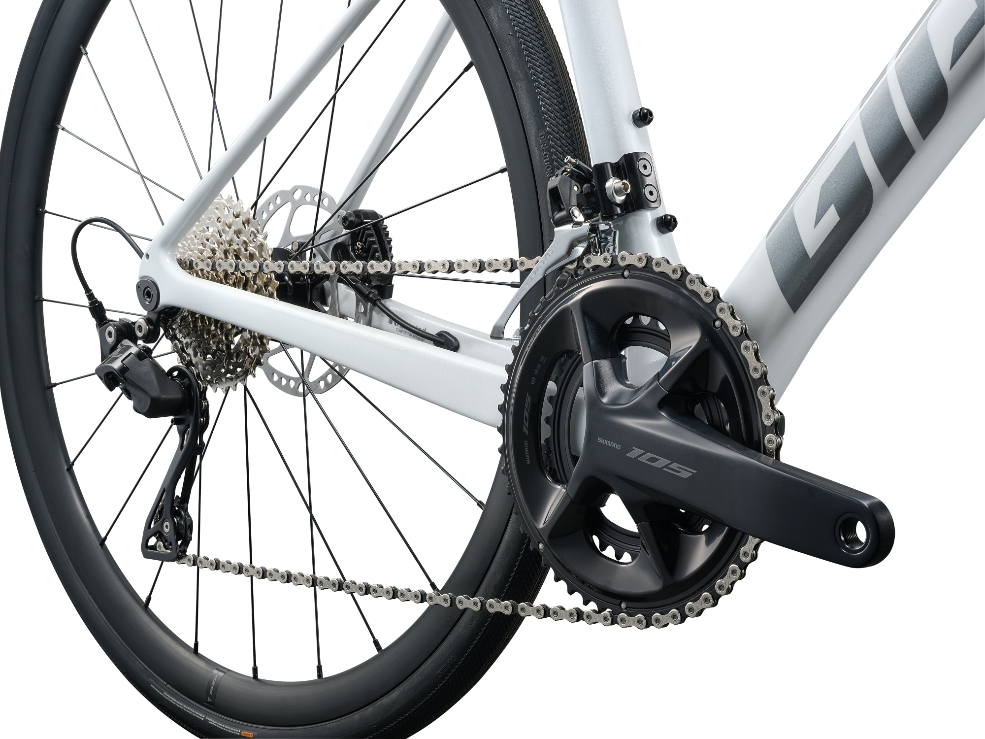 Giant Defy Advanced 2 Rennrad in Pearl mit Shimano-105-Antrieb und Scheibenbremsen in Dreiviertelansicht.