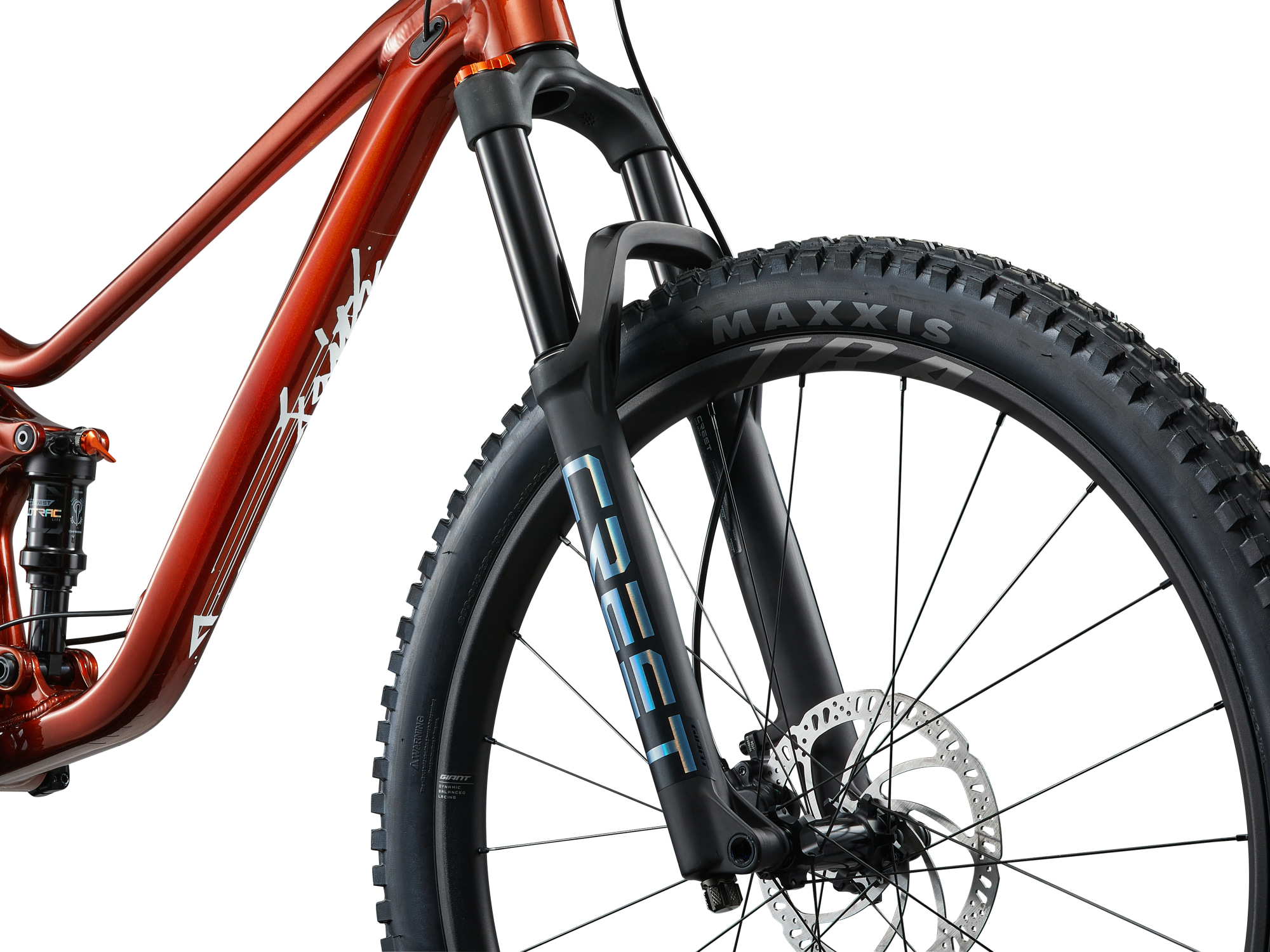Giant Faith Mountainbike in Kupfer mit Federgabel und Maxxis Stollenreifen im Detail.