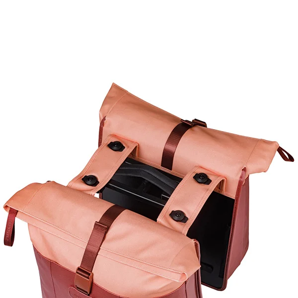 Detailansicht der Basil Vive MIK Doppelpacktasche in Burgund/Pink mit geöffneten Befestigungsriemen auf dem Gepäckträger.