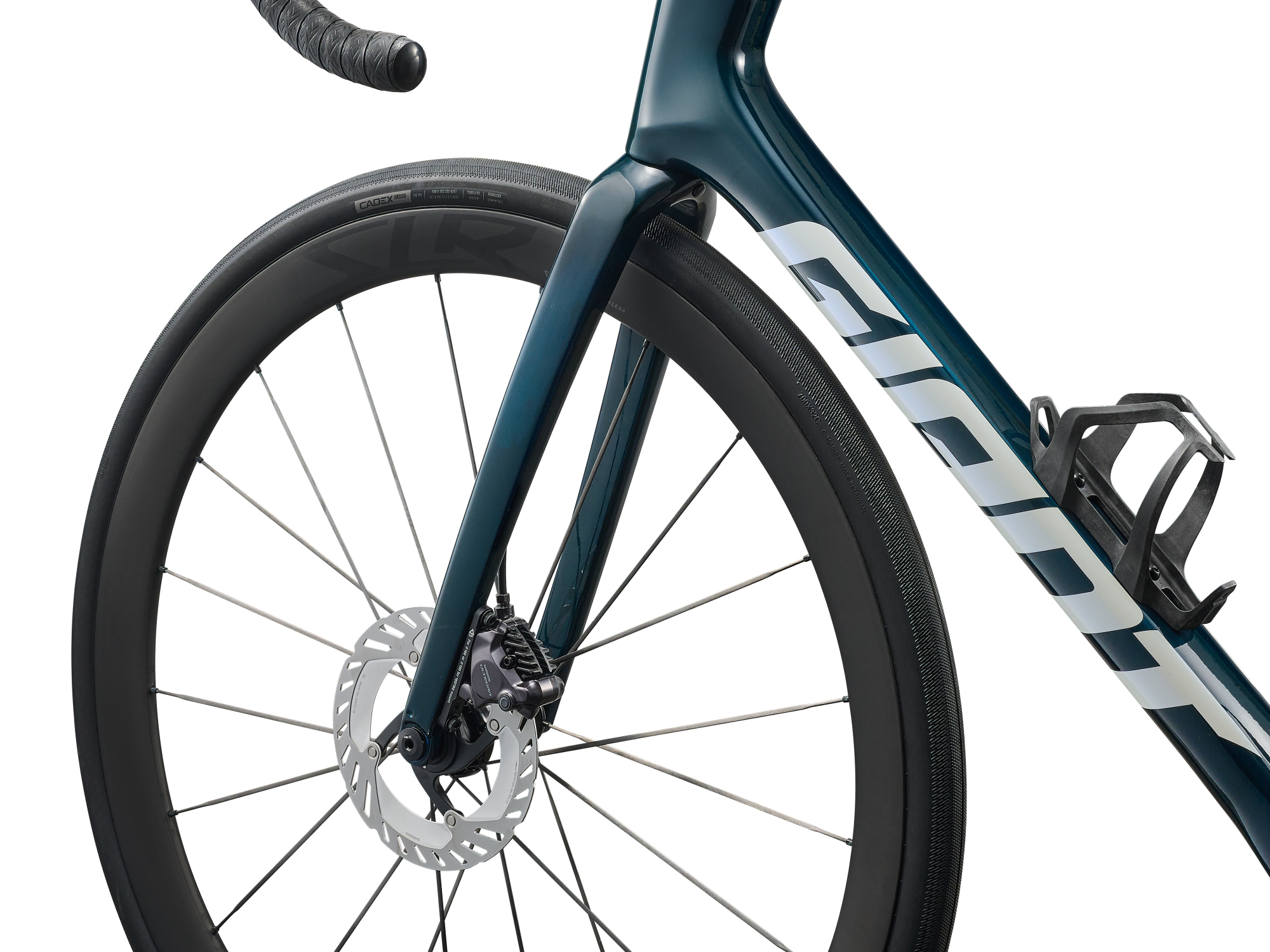 Detailansicht Giant Defy Advanced PRO 0 Carbon-Rennrad, vordere Laufrad und Gabel mit Scheibenbremse