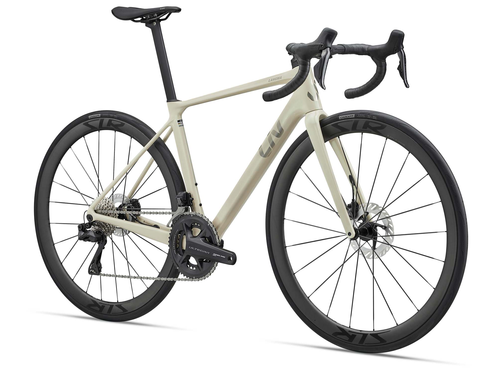 Liv Langma Advanced Pro 0 QOM Rennvelo in Desert Pearl mit tiefen Carbonfelgen in Schrägansicht