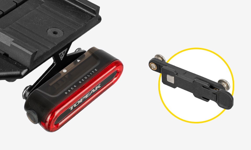  Topeak Rack Redlite Ruecklicht in Schwarz-Rot mit integrierter Befestigung unter dem Gepaecktraeger.