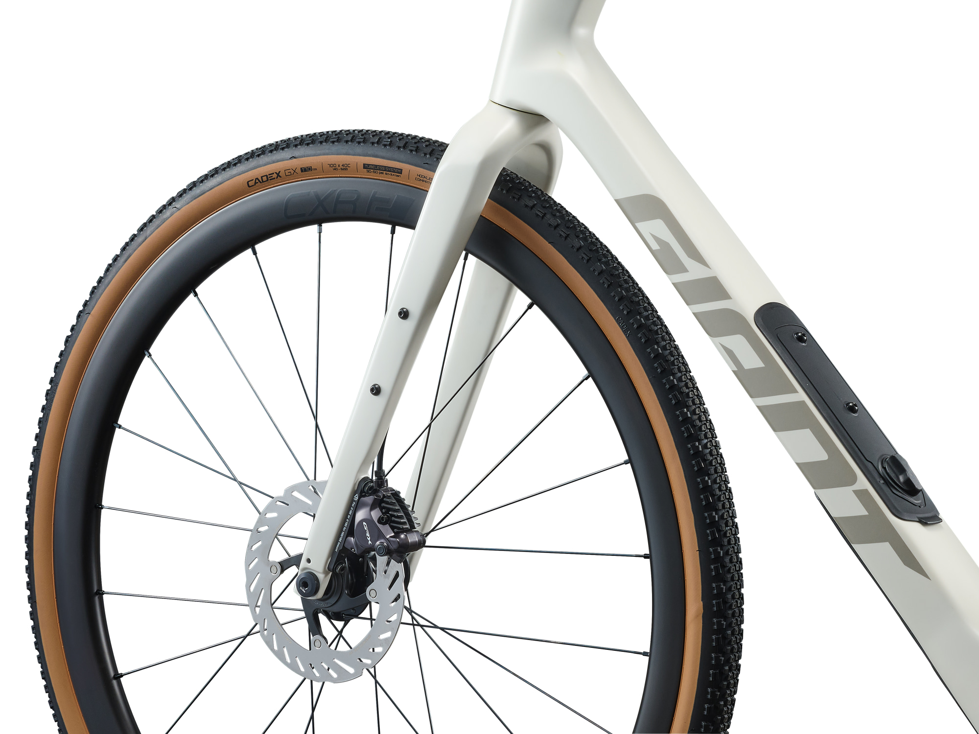 Gravelbike Giant Revolt Advanced 0 in weiss, Carbonrahmen und Gabel, Detailansicht Vorderrad mit Gabel und Scheibenbremse