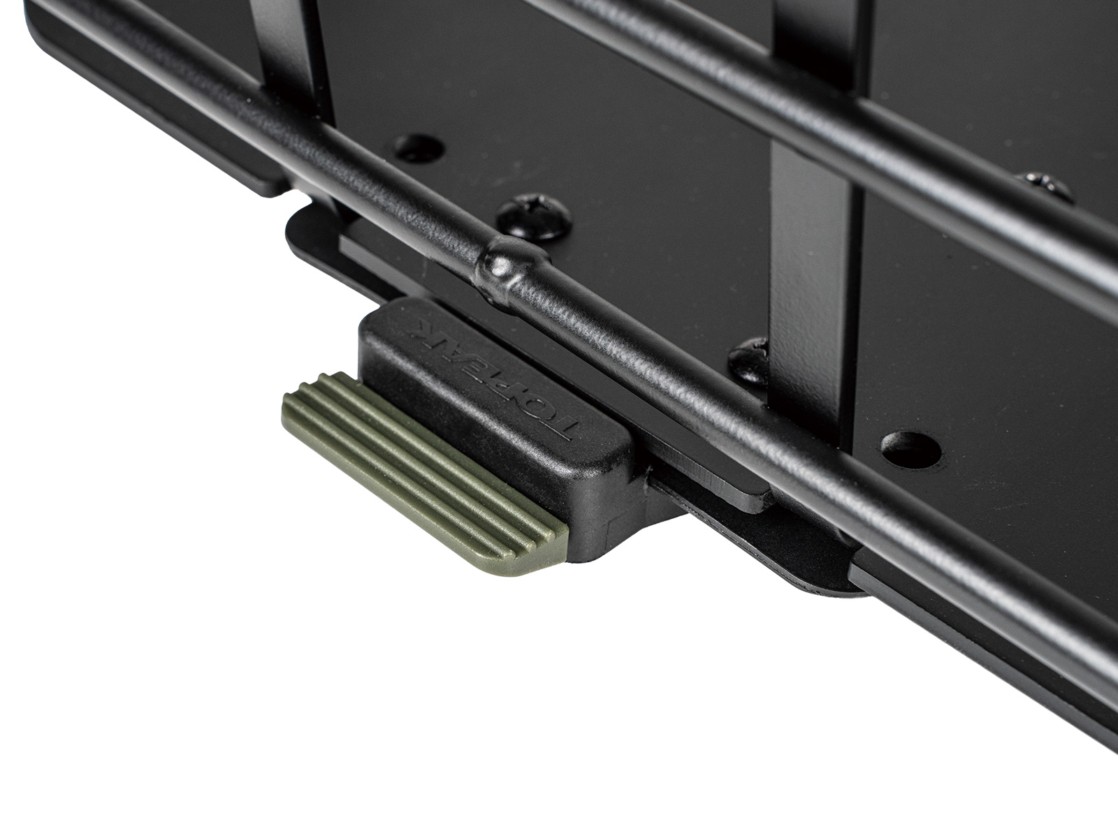 Topeak Urban Basket DX Fahrradkorb in Schwarz mit Detail der QuickTrack‑Arretierung an der Unterseite.