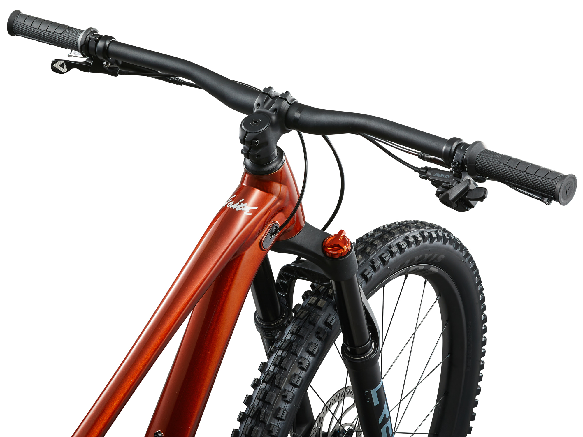 Giant Faith Mountainbike in Kupfer mit breitem Lenker und Federgabel in Schrägansicht.
