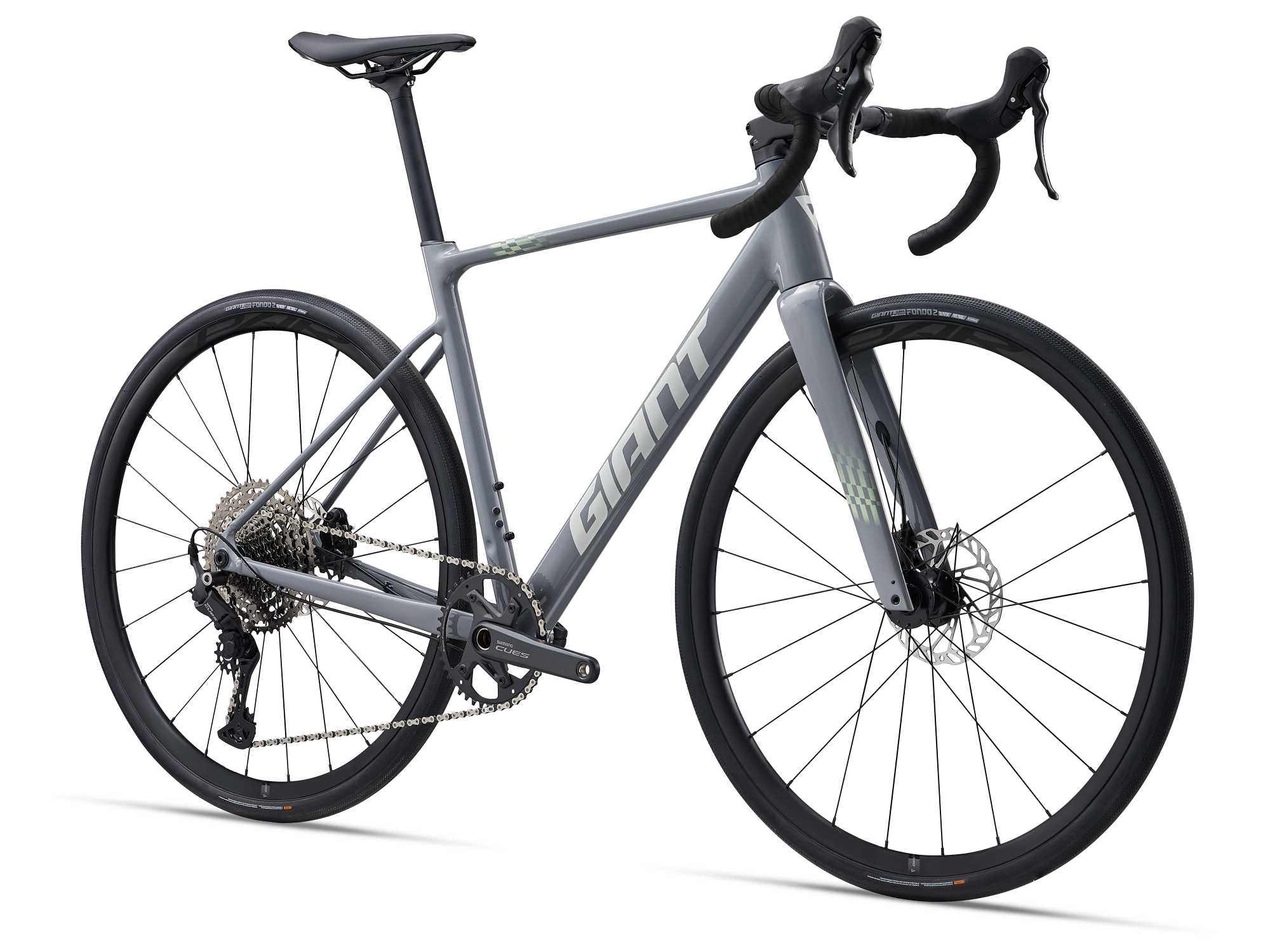 Giant Contend AR 1 Gravelbike in Stardust Grey mit Shimano CUES Antrieb in Dreiviertelansicht