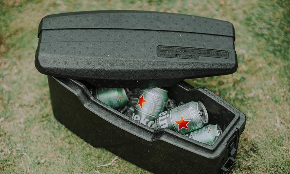 Topeak E-Xplorer TrunkBox gefüllt mit Getraenkedosen, nutzbar als kuhlende Transportbox.