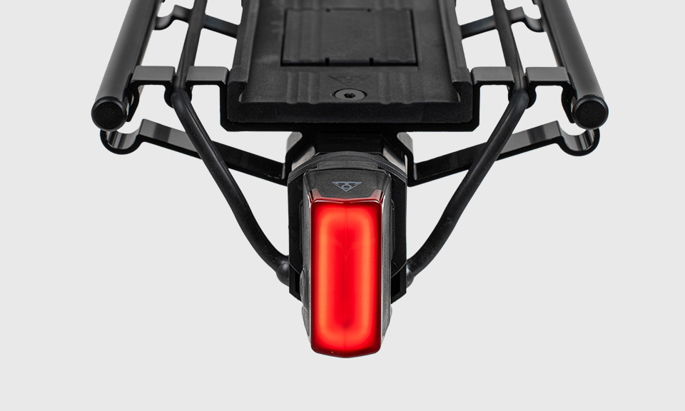 Topeak MTX BeamRack Gepäckträger A-Type zur Montage an der Sattelsütze in schwarz, Ansicht von hinten mit Rücklicht (optional)