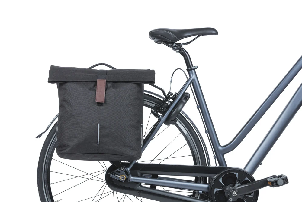 Basil City Doppelpacktasche fürs Velo in schwarz auf dem Velo montiert