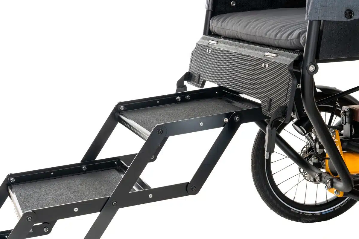 Chike e-dog Hundetreppe für Lastenrad in Schwarz mit rutschfesten Stufen und stabiler Metallkonstruktion.