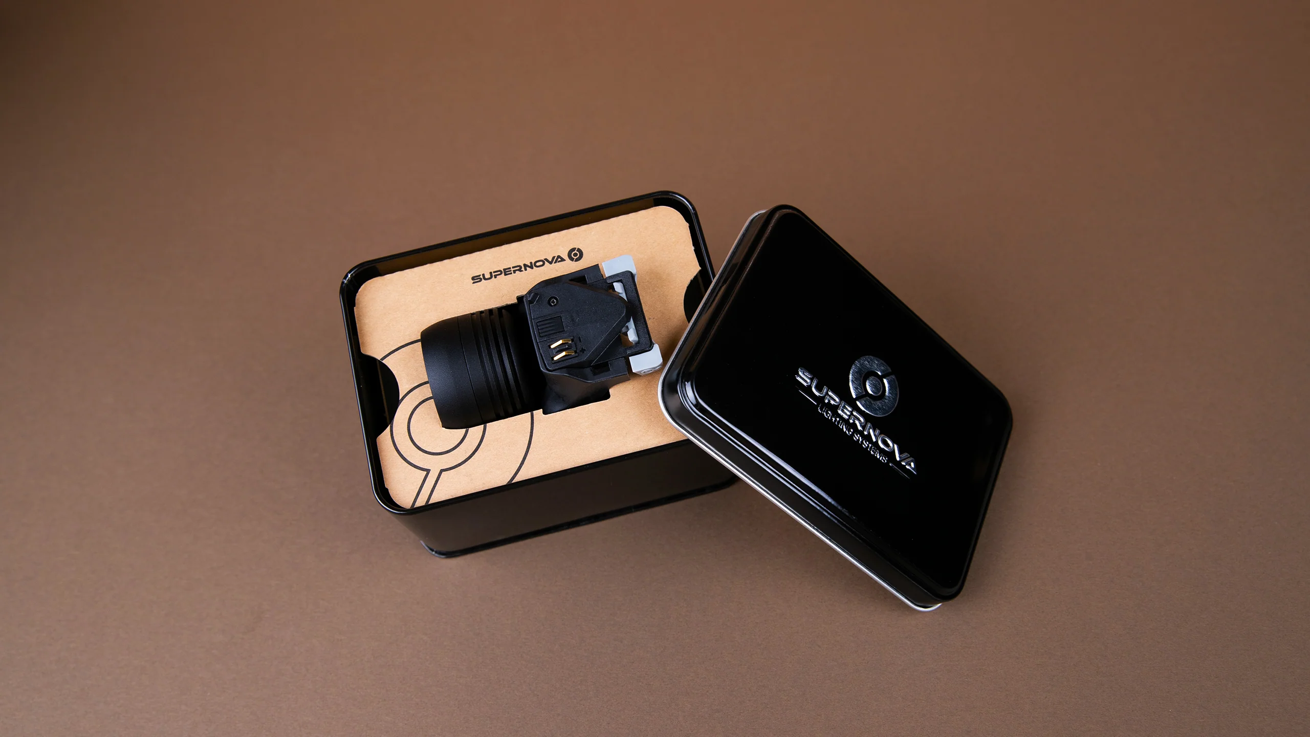 Supernova Mini 2 Fahrradscheinwerfer mit MonkeyLink Aufnahme in schwarz, in einer hochwertigen Blechdose verpackt