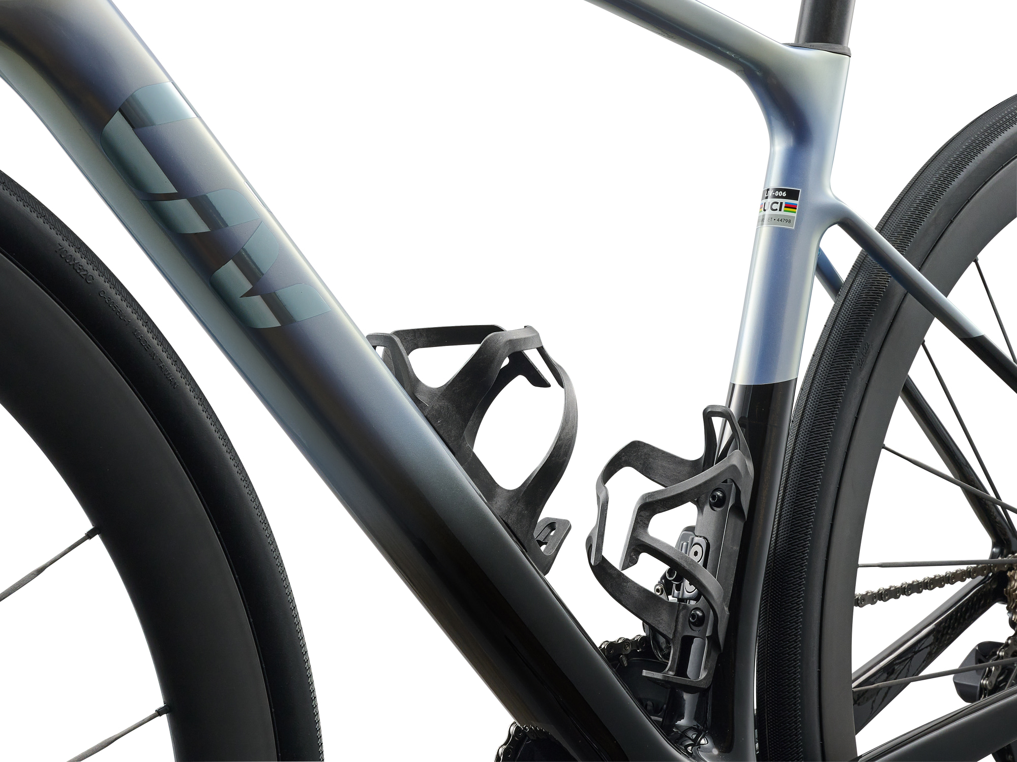 Liv Damen-Rennrad Avail Advanced Pro 0 aus Carbon in silber/blau und schwarz, Komponenten in schwarz, mit Shimano Ultegra, Detailansicht von vorne in das Rahmendreieck und auf die Flaschenhatler