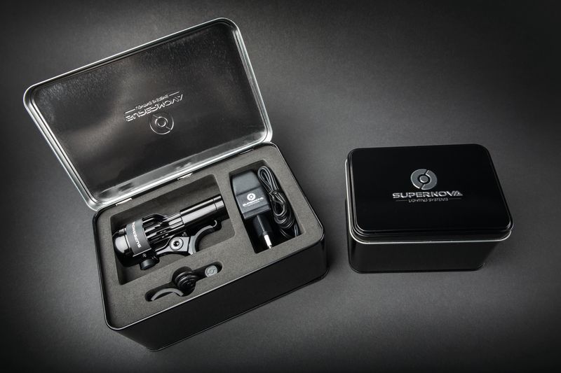 Supernova Airstream 2 Set in Metallbox – inklusive Scheinwerfer, Halterung und Ladezubehör.