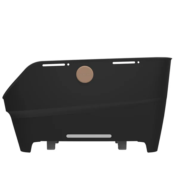 eitenansicht des Basil Cento Neo WSL Velokorbs in Schwarz, mit glatter Aussenfläche und seitlichem runden Logo-Element.