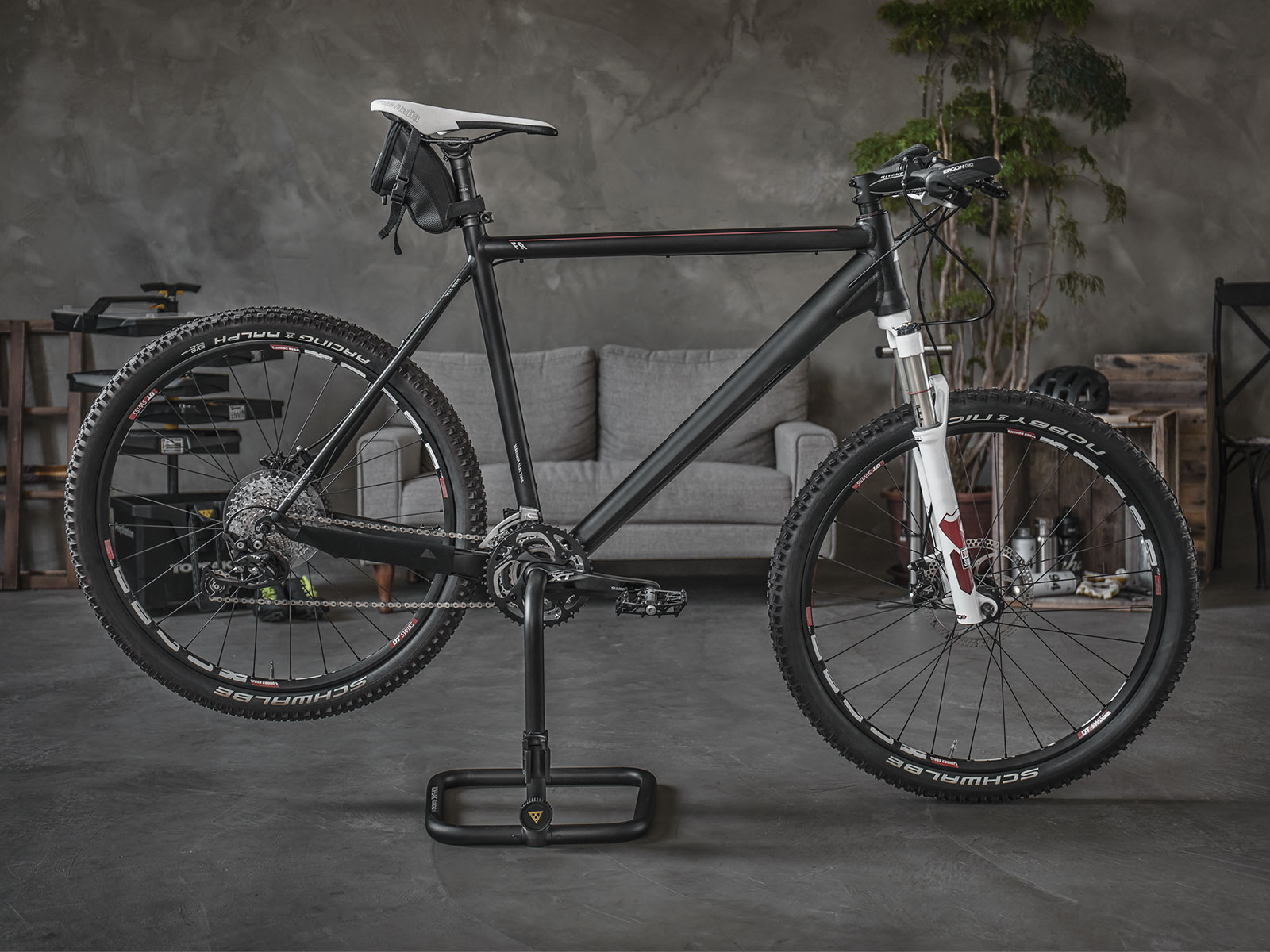Topeak Flashstand MX Fahrradständer mit Fahrrad vor einer Couch