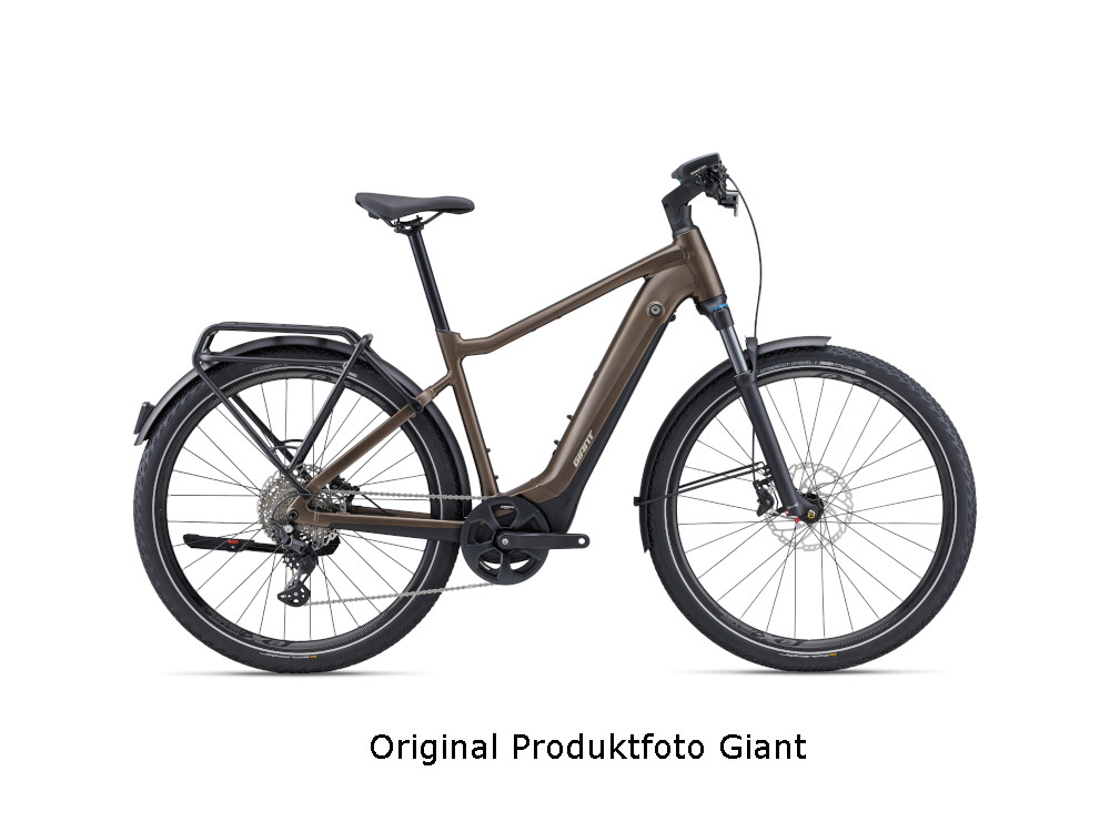 Giant Explore E+ 1 Pro GTS E‑Bike in Braun mit integriertem Akku und Gepaecktraeger als Ausstellungsstueck.