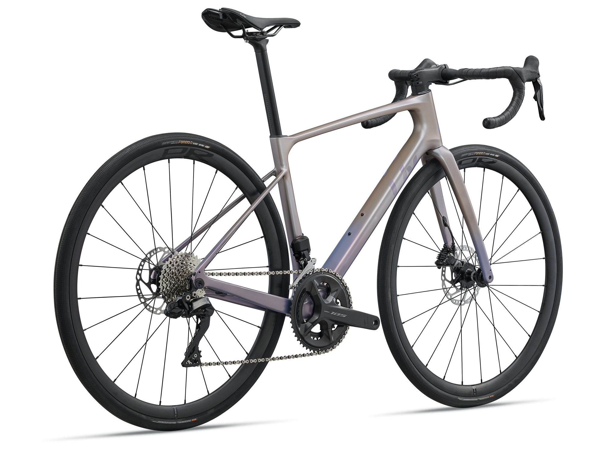 Liv Avail Advanced 1 Rennvelo in Shell White mit Carbonrahmen und tiefen Carbonlaufrädern in Schrägansicht.