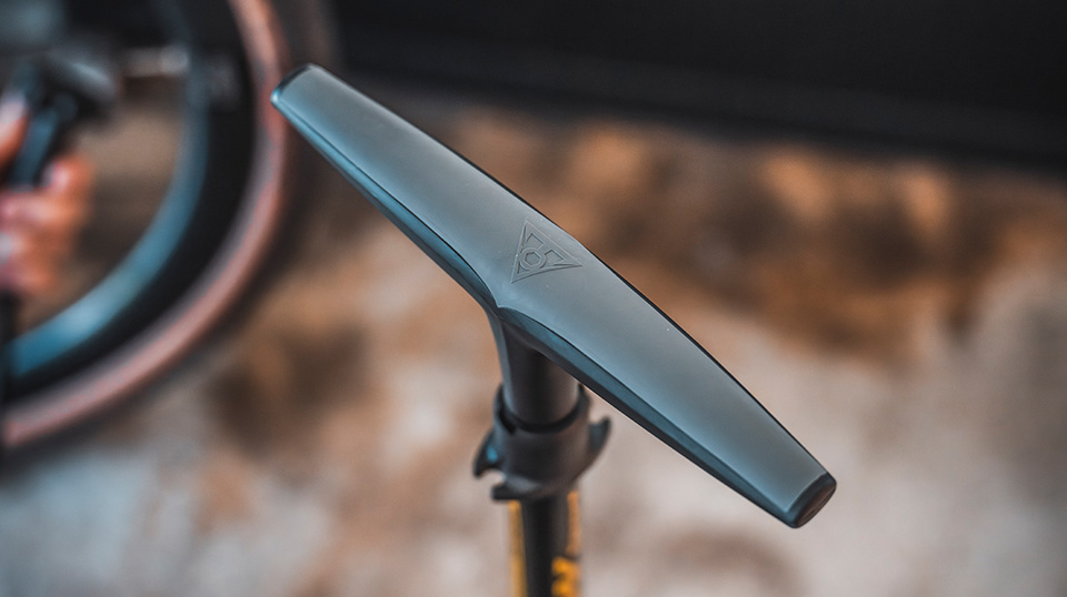 „Detailansicht des ergonomischen Oversized-Griffs der Topeak Joeblow Sport Digital 2.0 – schwarzer Griff mit Topeak-Logo für komfortables Pumpen.