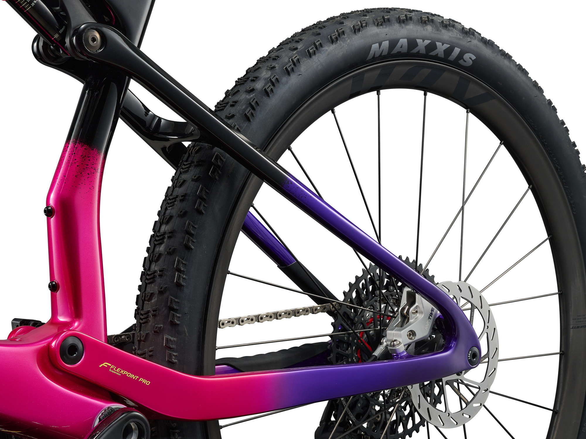 Detailansicht des Hinterbaus des Liv Pique Advanced SL – FlexPoint Pro-Federung, Carbon-Rahmen in Pink-Violett-Farbverlauf und Maxxis-Reifen mit Scheibenbremse.