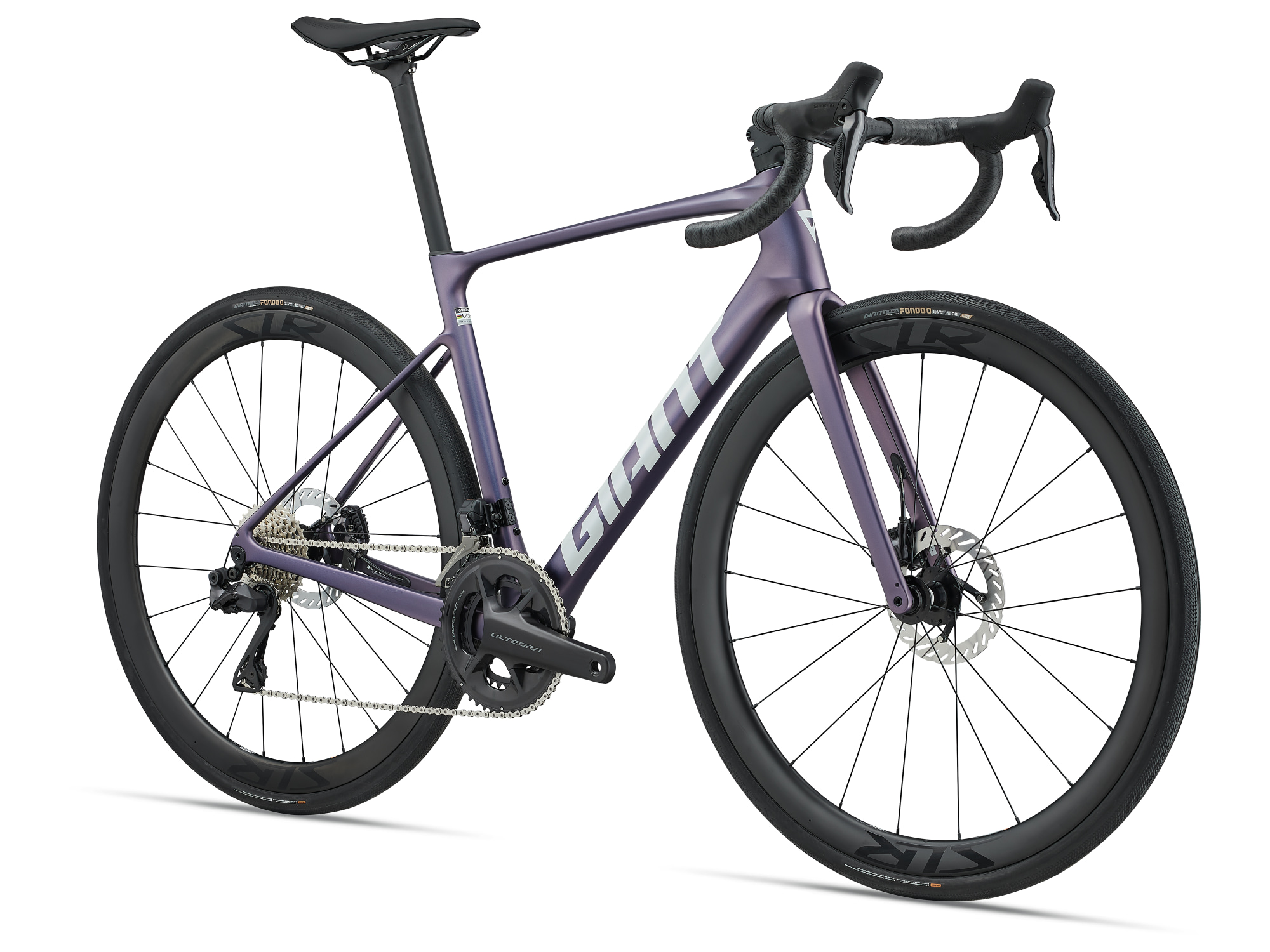 Giant Defy Advanced Rennvelo in Tempest Purple mit Carbonrahmen und Aero-Laufrädern in Schrägansicht.