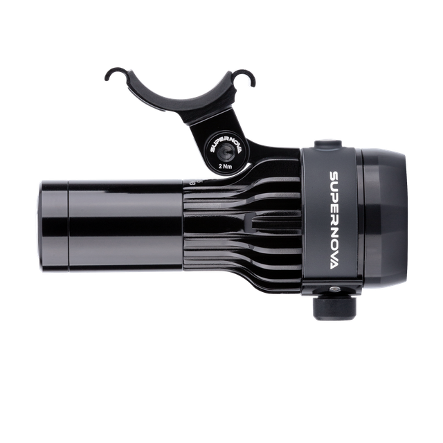 Supernova Airstream 2 Upside-Down Akku-Scheinwerfer in Seitenansicht – schwarze Aluminiumkonstruktion mit Kühlrippen und Halterung für Unterlenker-Montage.