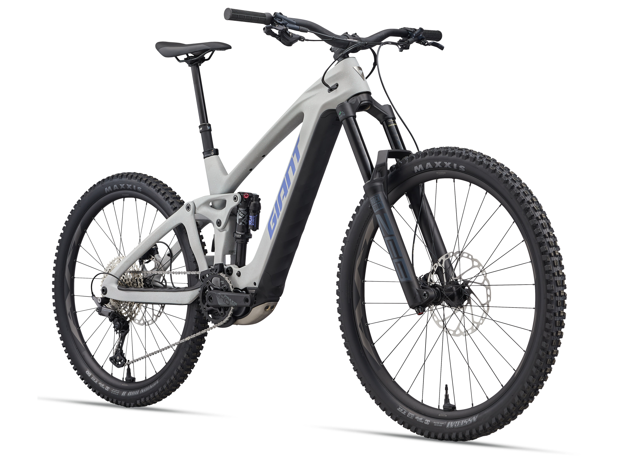 E-MTB Giant Reign Advanced E-Plus in hell grau, Ansicht von schräg vorne links