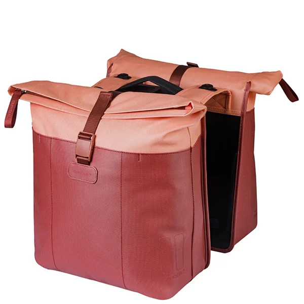 Basil Vive MIK Doppelpacktasche in Burgund/Pink schräg von vorne, beide Taschen sichtbar.