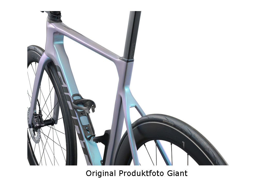 Giant Propel Advanced Pro 0 Di2 Aero-Rennrad in Blau-Lila mit Aero-Sitzstreben und tiefem Hinterrad.