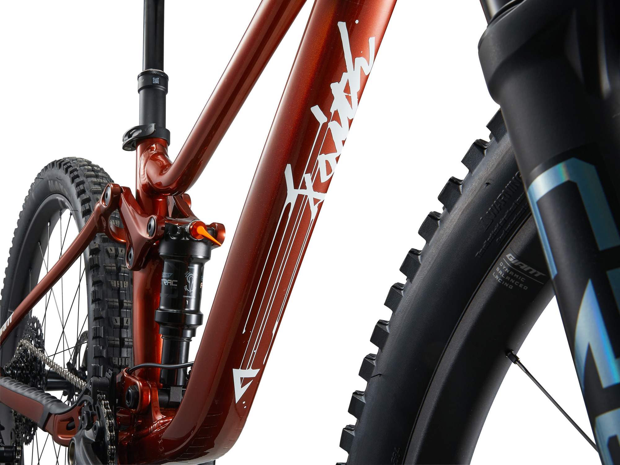 Giant Faith Mountainbike in Kupfer mit Hinterbaudämpfer und Carbonrahmen in Detailansicht.