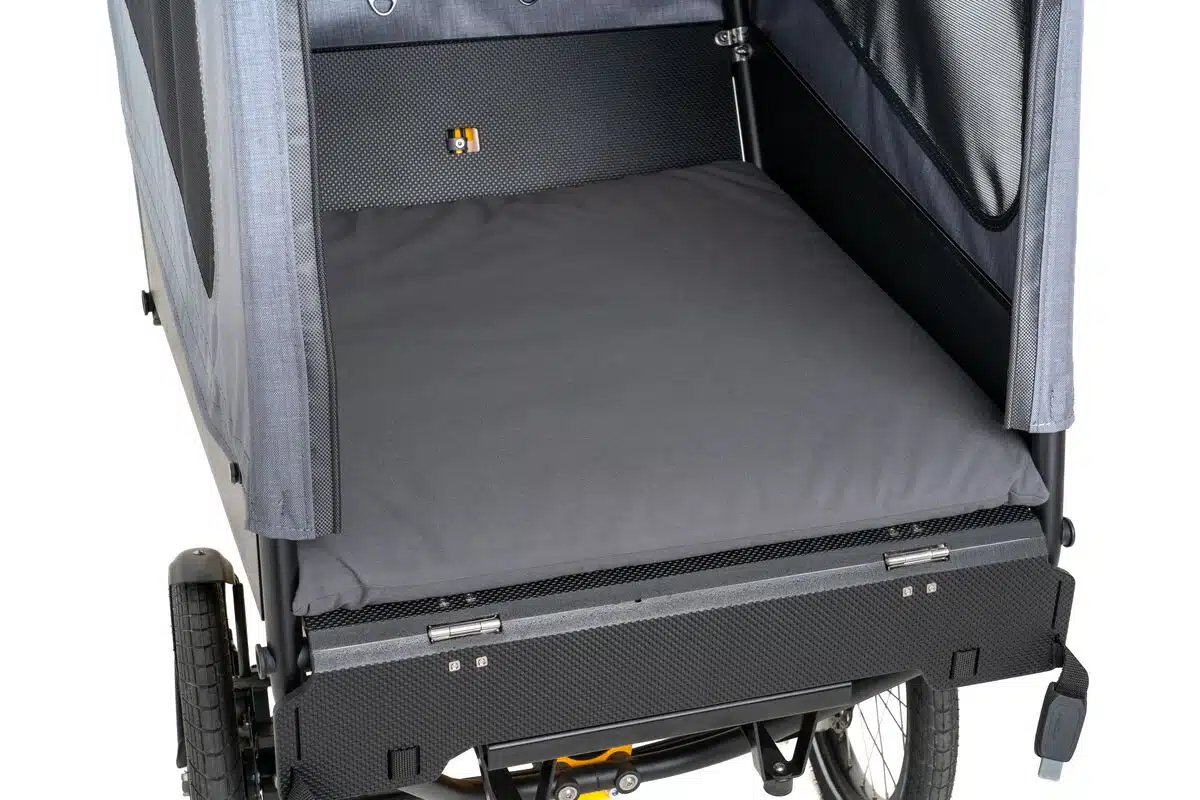 Chike E-Dog Kissen in Grau, passgenau in der Ladebox montiert, weich gepolstert für komfortablen Hundetransport.