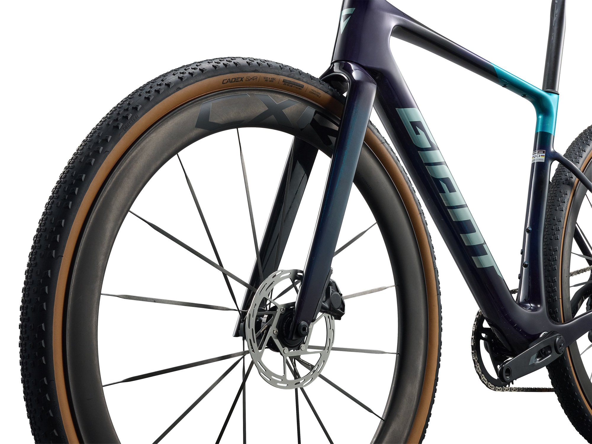 Giant Revolt Advanced SL 2 Gravelbike in Dunkelblau mit Carbonlaufrad und Scheibenbremse vorn in Detailansicht