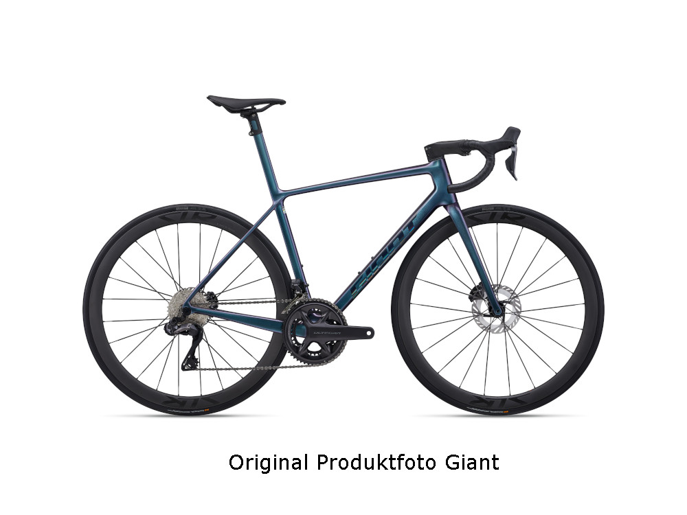 Giant TCR Advanced SL 1 Rennrad in Blue Dragonfly mit Aero-Cockpit und Carbon-Laufrad vorn.