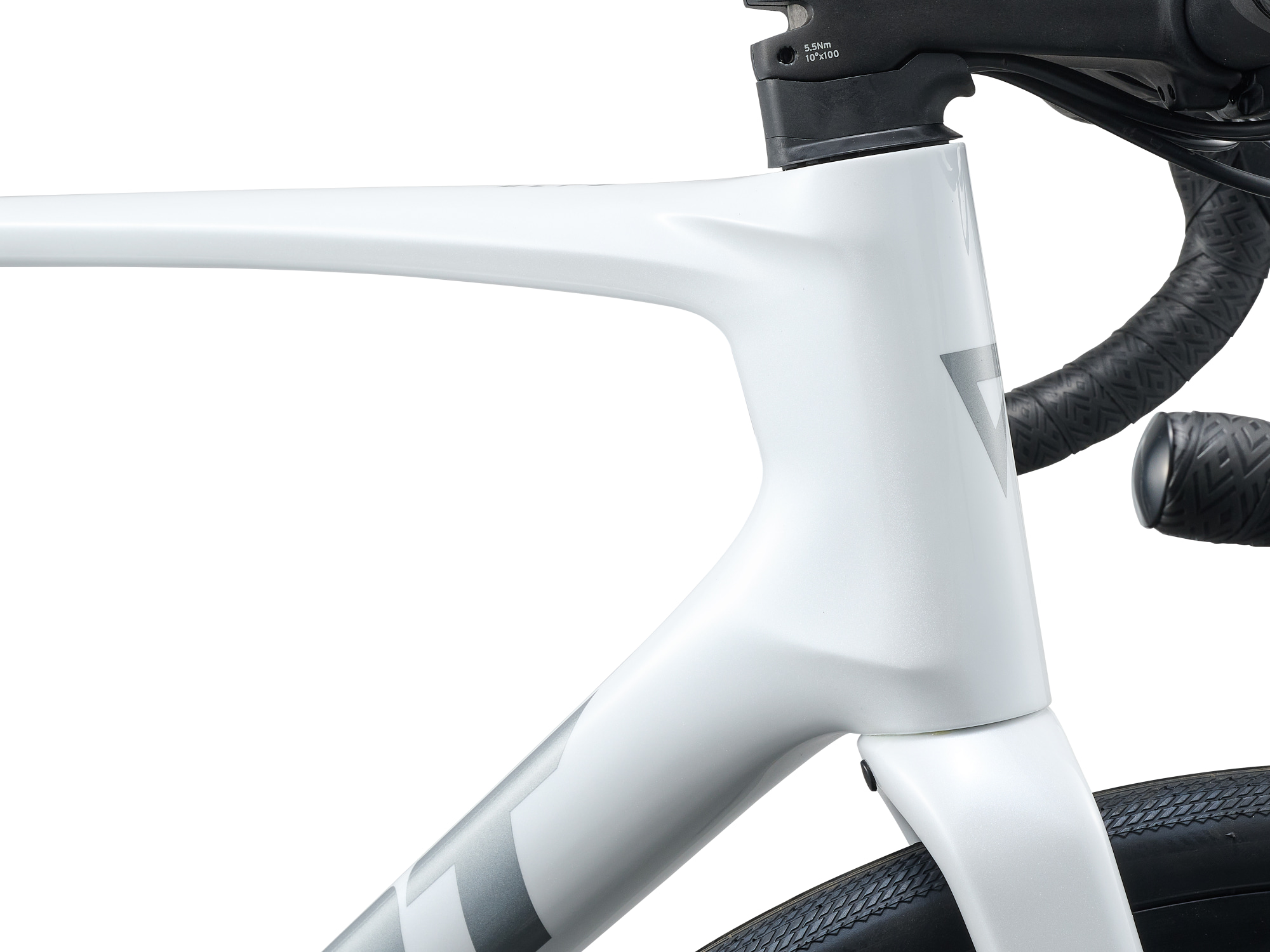 Giant Defy Advanced 2 Rennrad in Pearl mit integriertem Steuerrohr und Oberrohr in Detailaufnahme.