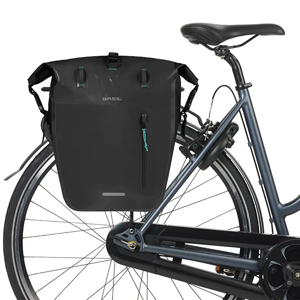 Basil Rivo L Fahrradtasche in Schwarz, montiert an einem Citybike-Gepäckträger, Seitenansicht.
