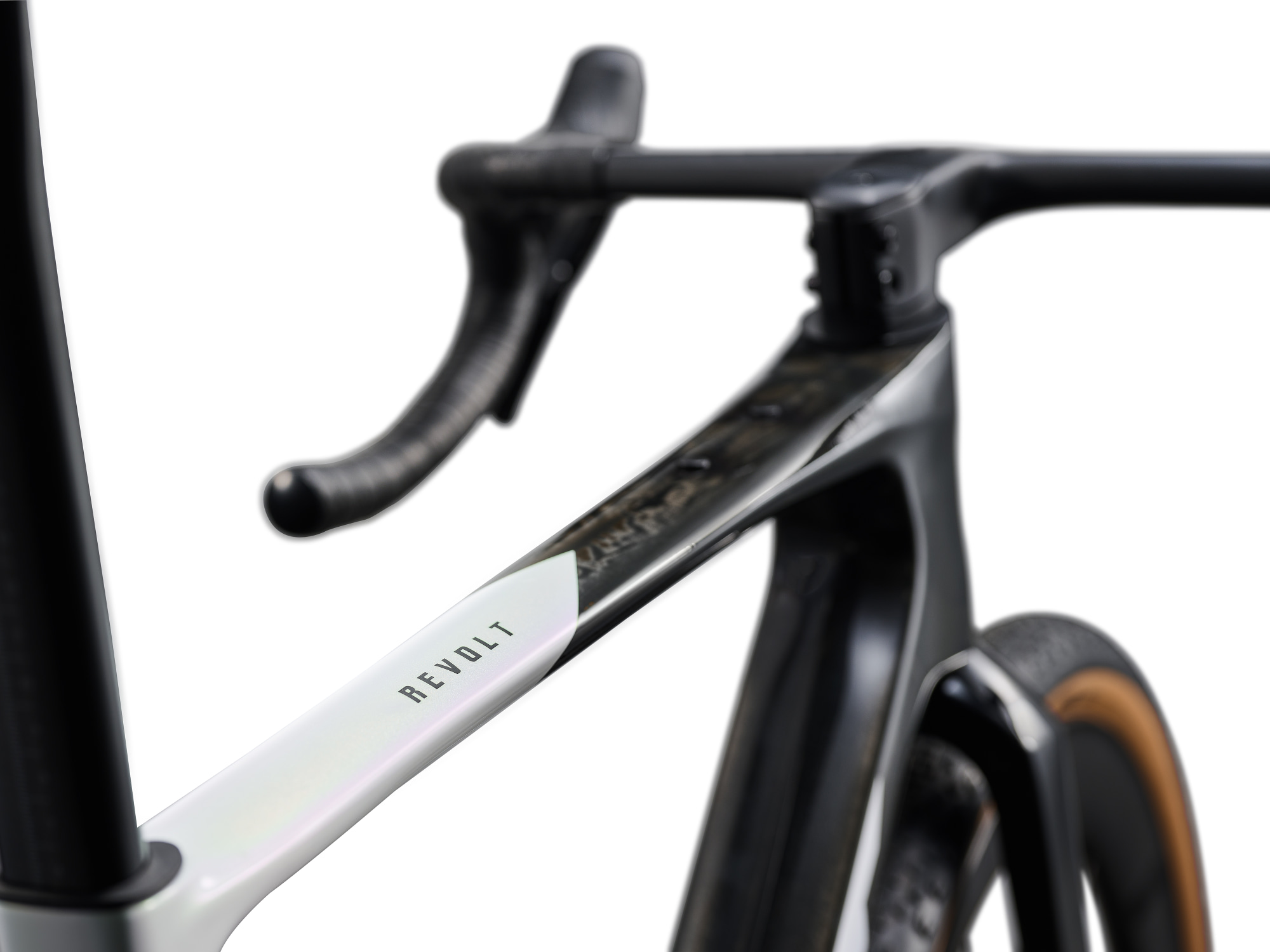 Giant Revolt Advanced SL 0 Gravelbike in Schwarzgrau mit Oberrohr-Detail und Carbonstruktur