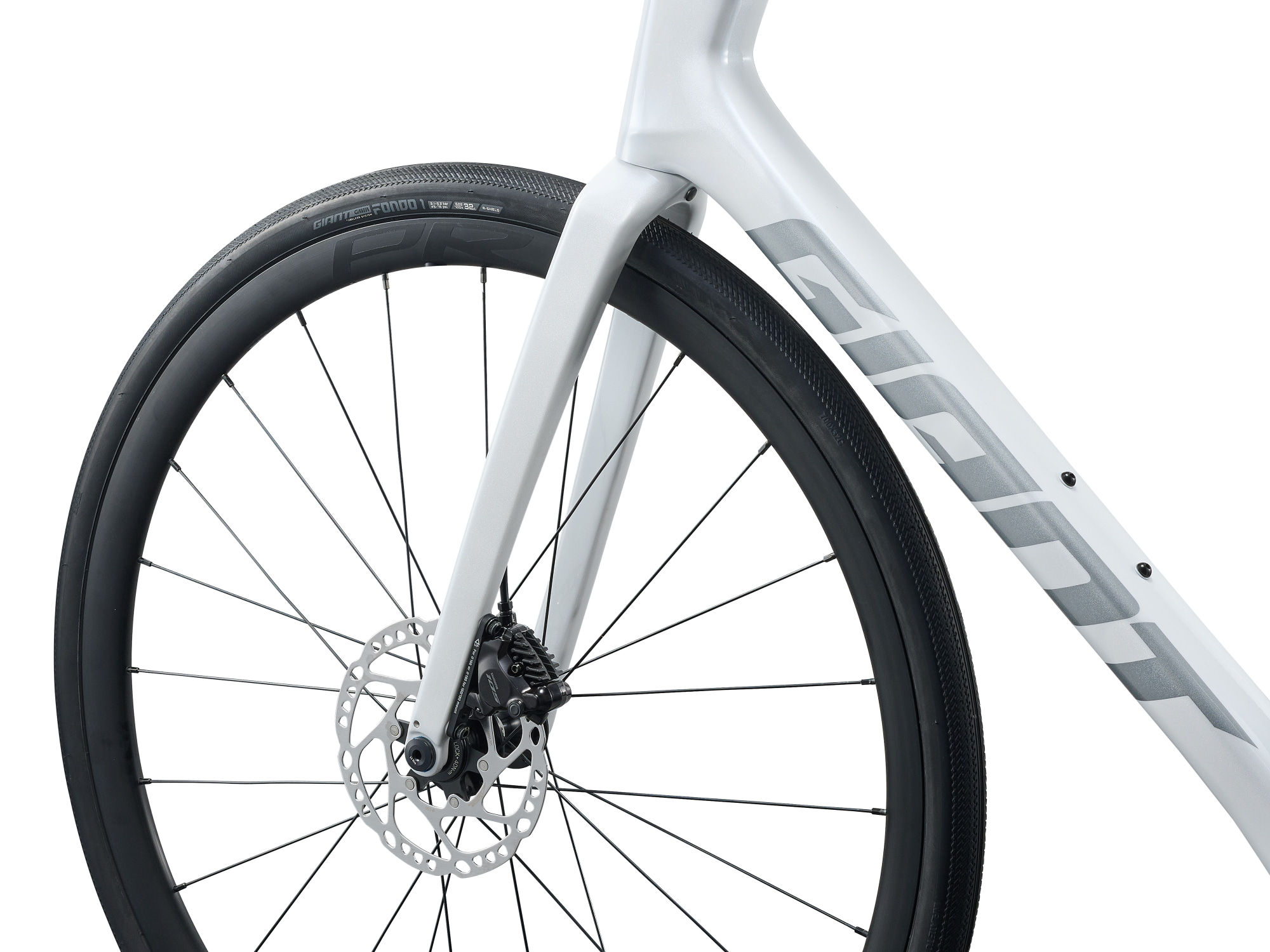 Giant Defy Advanced 2 Rennrad in Pearl mit Carbongabel und Vorderrad in Detailaufnahme.