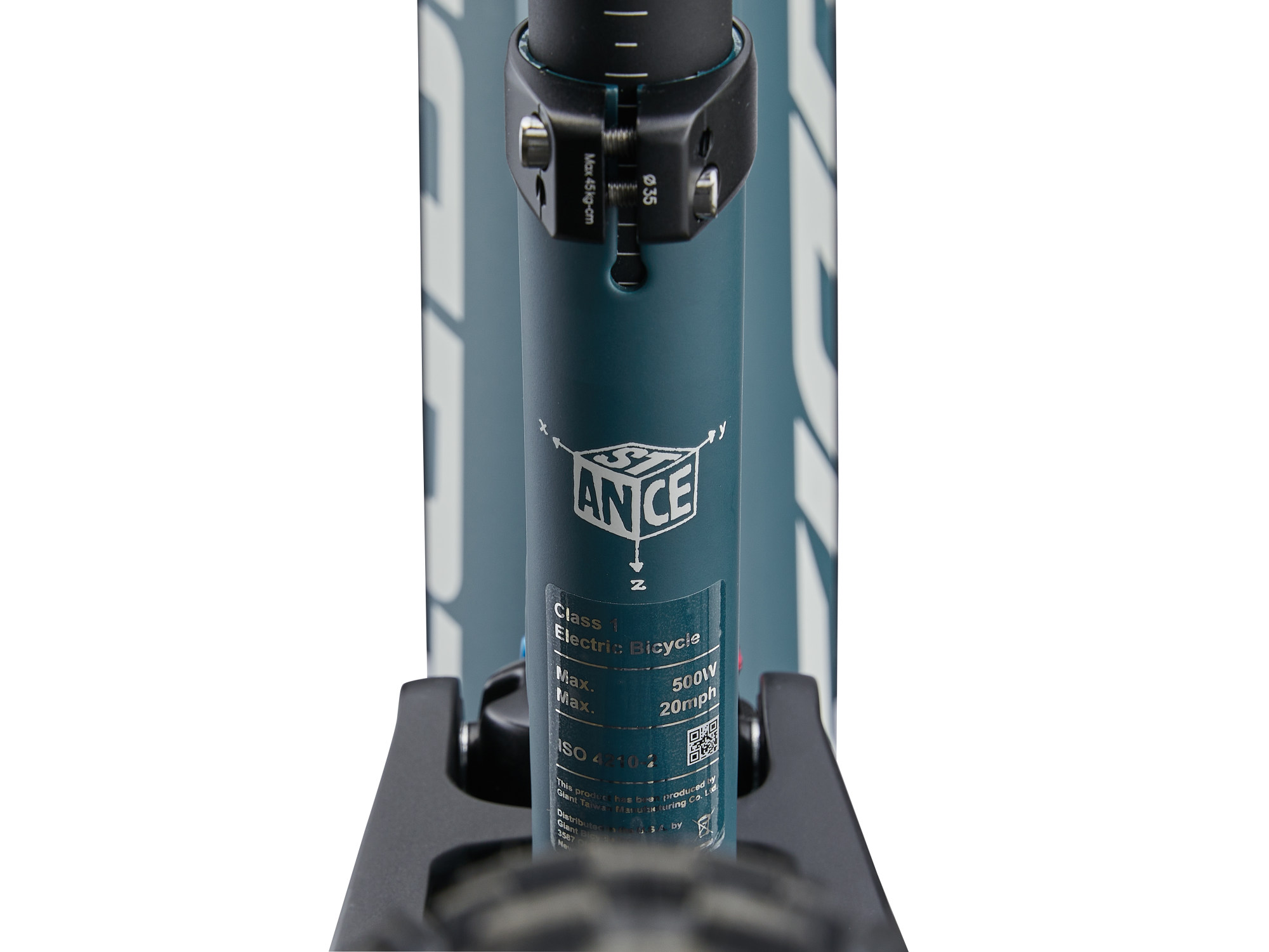 Giant Stance E+ 0 E-MTB in Deep Lake mit Etikett am Sitzrohr und sichtbarer Leistungsangabe.